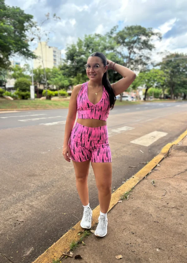 Top rosa con detalles negros