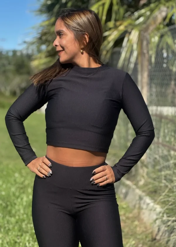 Croptop negro manga larga