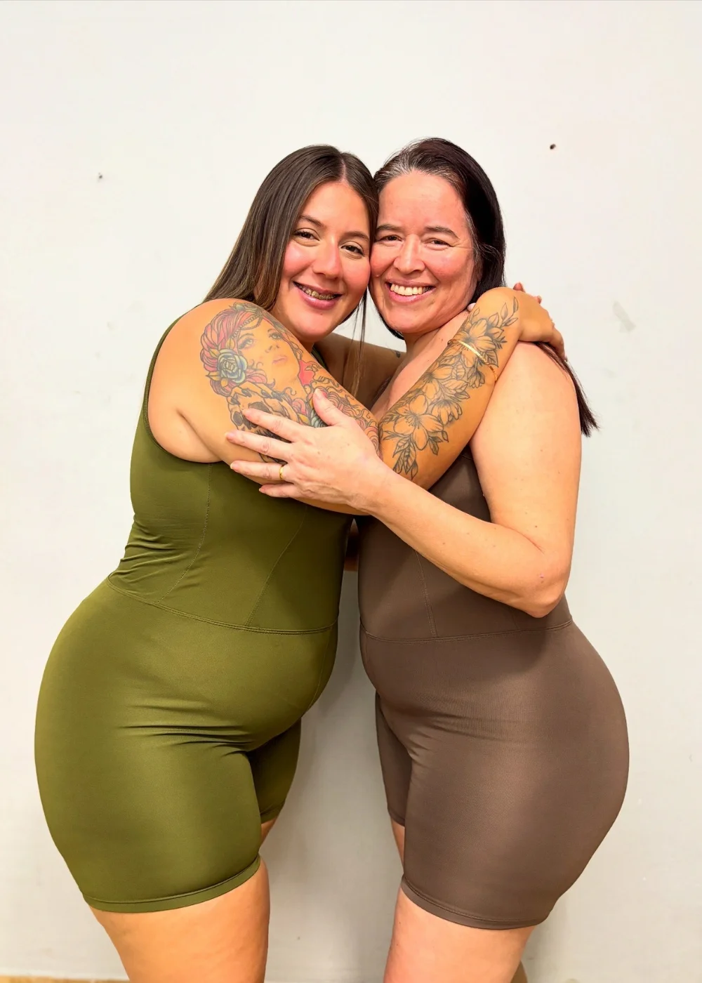 La modelo tiene puesto un talle G/GG