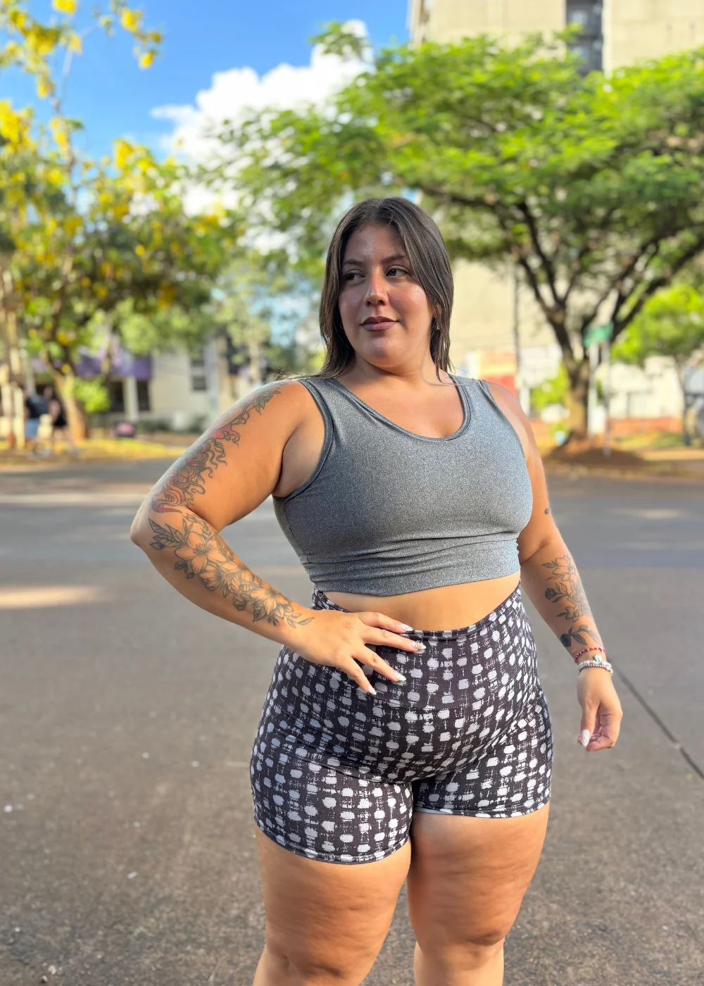 La modelo tiene puesto un talle 5/G1