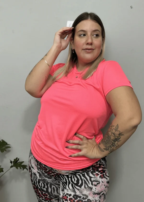 Remera rosa flúor