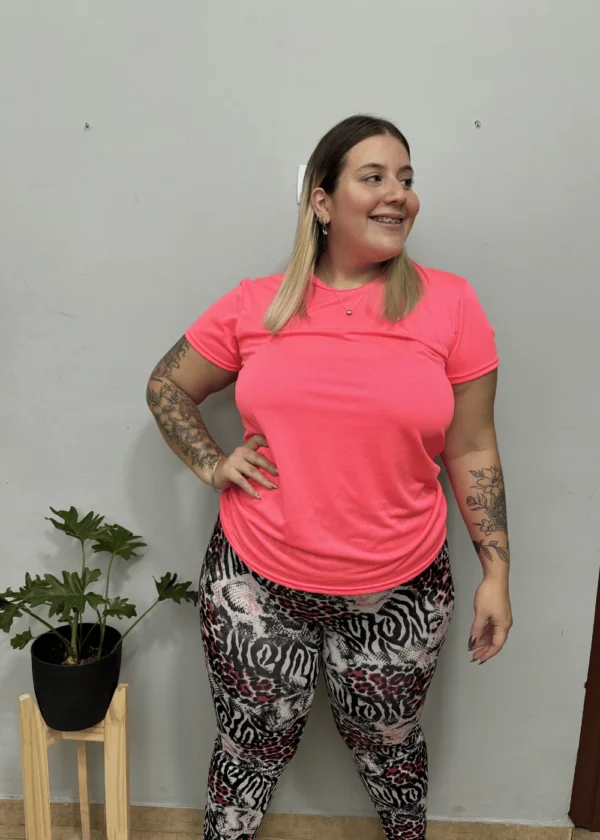 Remera rosa flúor