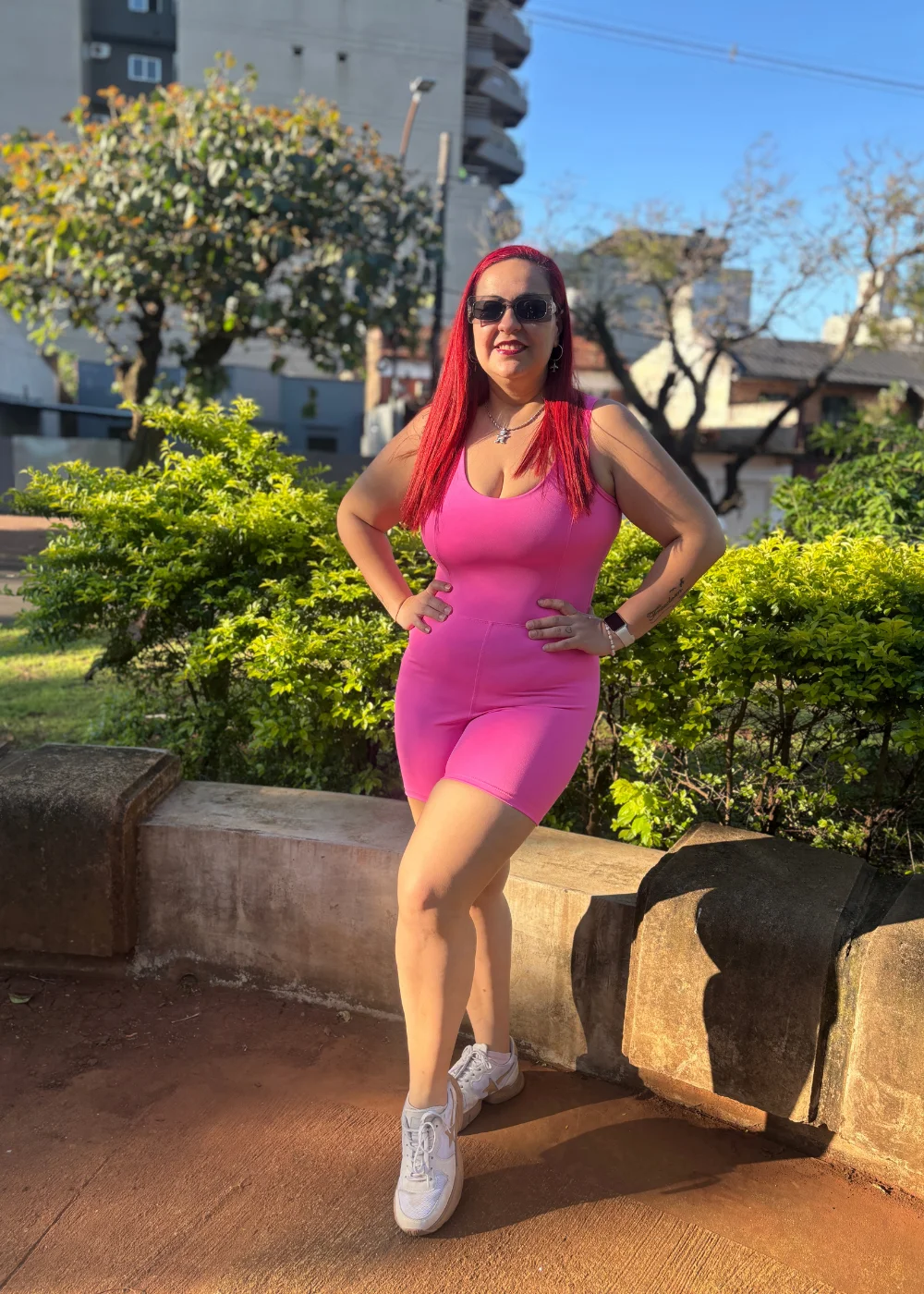 La modelo tiene puesto un talle G
