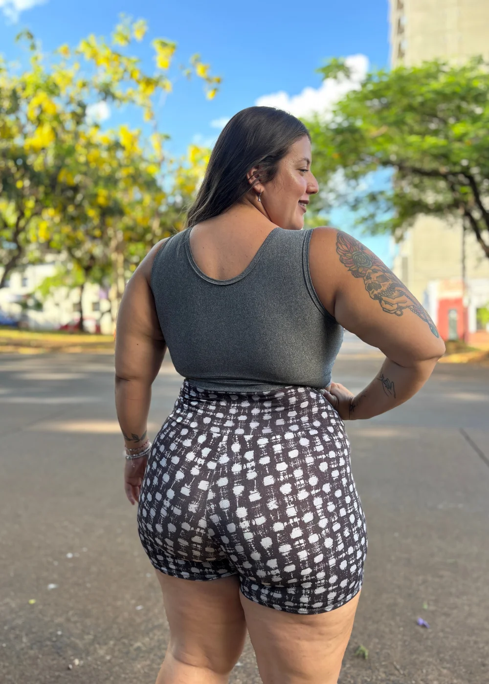 La modelo tiene puesto un talle 5/G1